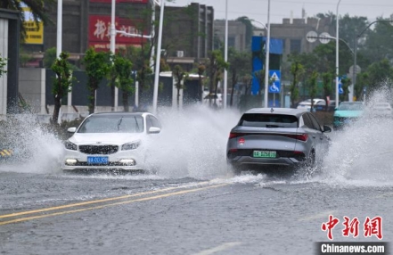 
                    强降雨致海口街道积水 排水人员：除了吃饭睡觉都在岗位上
               