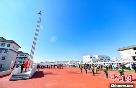 
                    甘肃山区移民兰州新区幸福“再加码” 多民族学生走进新校园
                