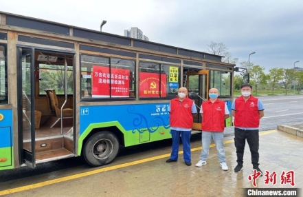 
                    成都街头现“核酸检测流动服务公交车”
                