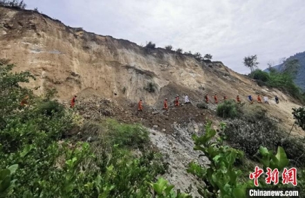 
                    四川泸定6.8级地震：救援力量在震后失联28小时的幸福村开展排查和搜救
                