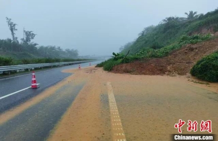 
                    海南遭遇新一轮强降雨 加快灾后重建
               