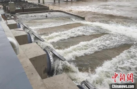 
                    浙江宁波金华局地特大暴雨 部分江河水位超警
                