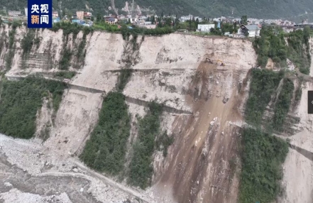 
                    泸定地震震中通往海螺沟景区唯一道路已抢通2公里
                