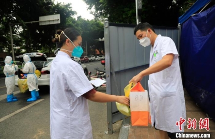 
                    为居民送急需药 成都白衣天使“送药小分队”用行动疗愈城市
                